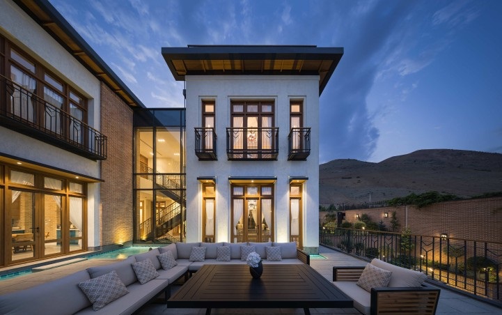 تمام کاشی‌های این عمارت دلبر در لواسان دست‌ساز است