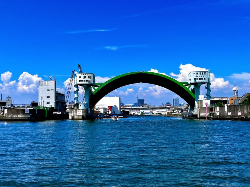 نبوغ معماری؛ پل عظیم‌الجثه‌ای که همزمان مقابل سونامی می‌ایستد