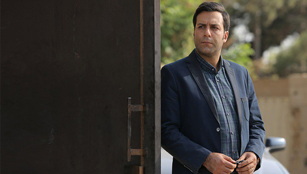 خانه بیژن سریال آنام؛ مبل راحتی آبی و آن میز عسلی زشت