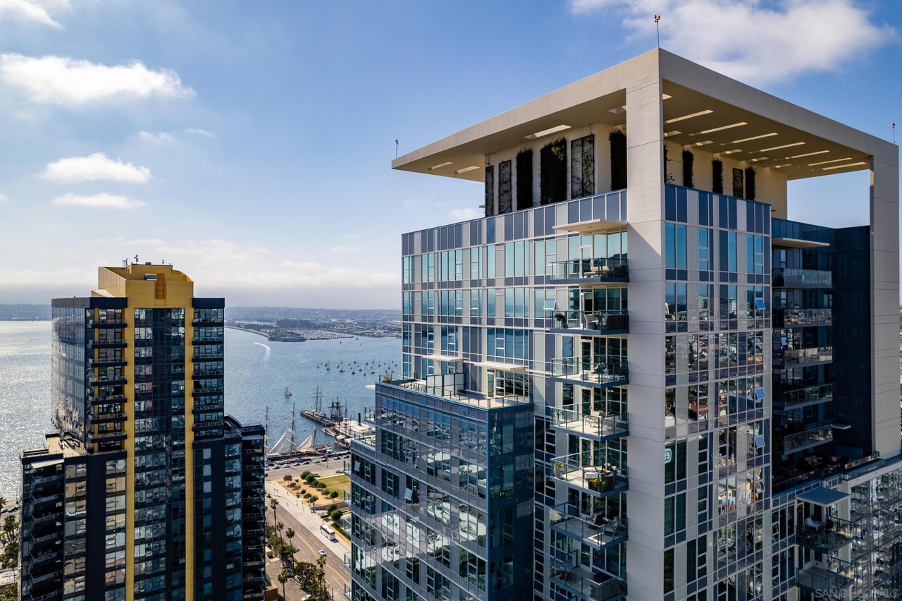 ساختمانی در سن‌دیگو آمریکا که روح عالی‌قاپو در آن جاری است