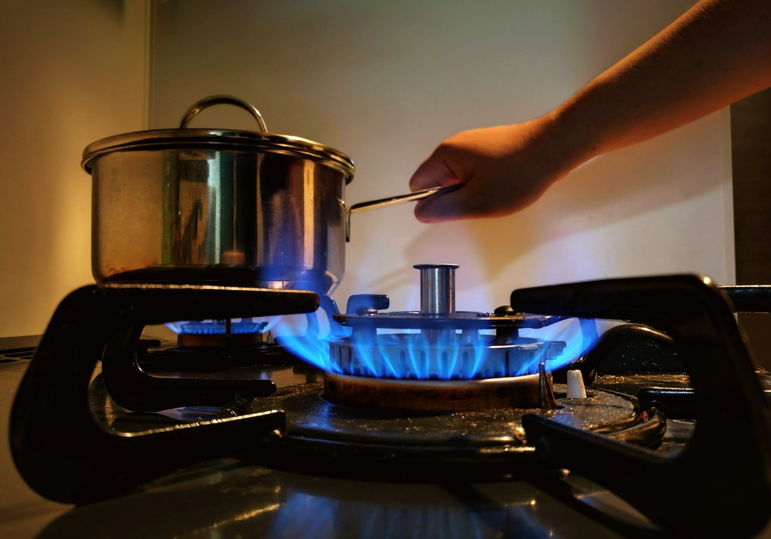 یک ترفند عالی برای افزایش شعله گاز؛ یک سرنگ و کمی سرکه