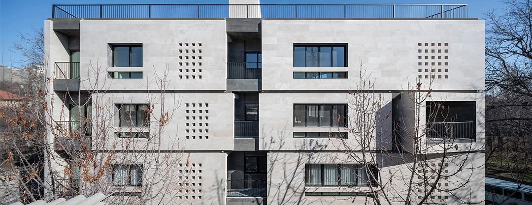 آپارتمانی شبیه پاکت فضایی که سه نسل از یک خانواده را میزبان است