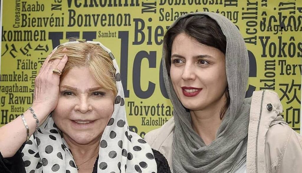 زری خانم سینمای ایران روی مبل قرمز؛ مادر لیلا حاتمی هستند