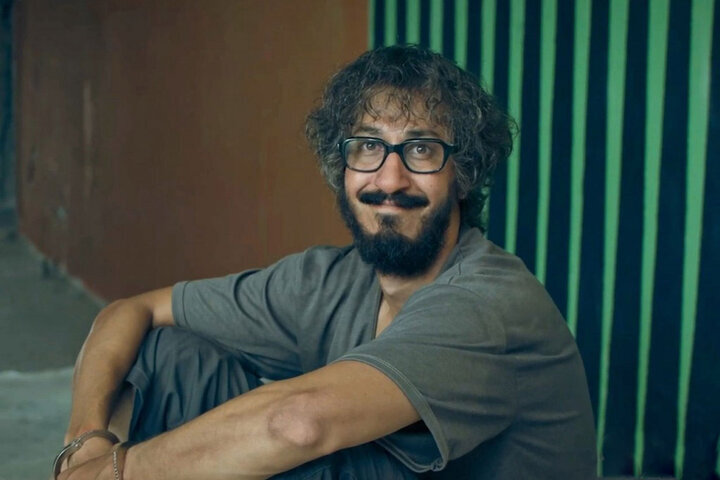 ماشین لباسشویی خانه بهرام افشاری در مرد عینکی، بندری می‌رقصد