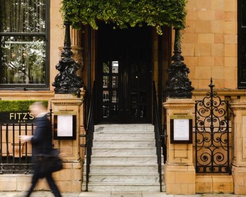 پله‌های متحرک یک رستوران در پایتخت که همزمان آسانسور هم هست