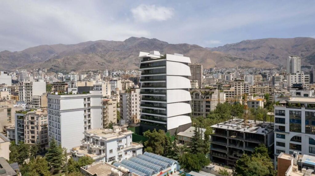 ساختمان نسرین؛ آغوشِ مدرنیسم در خیابان، جایی که نگاه‌ها گیر می‌افتند!