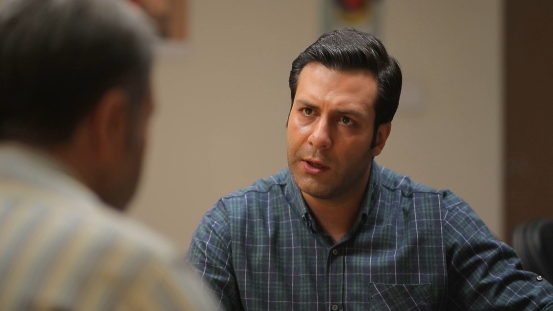 خانه بیژن سریال آنام؛ مبل راحتی آبی و آن میز عسلی زشت