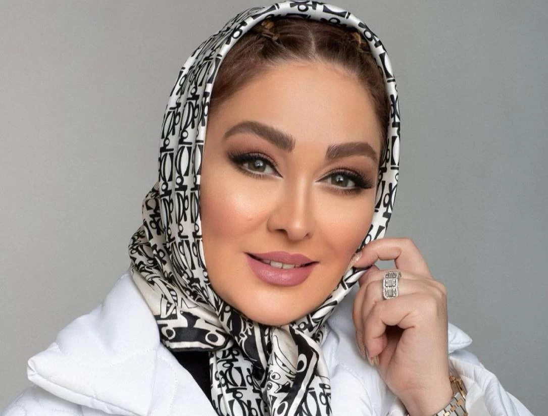 گلدان در دست الهام حمیدی؛ کسی اسم این گل را بلد است؟