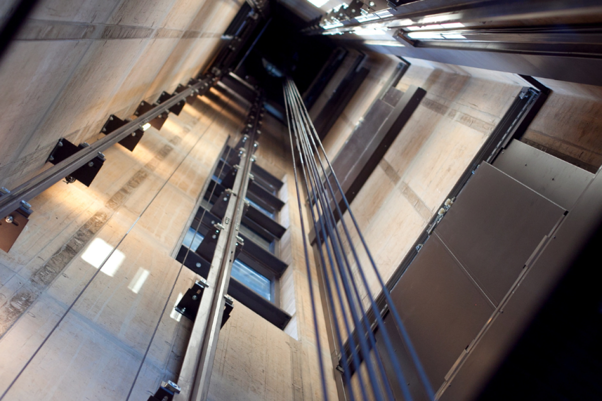 راهکار ساده برای درآوردن سوییچ یا دسته کلید از چاله آسانسور