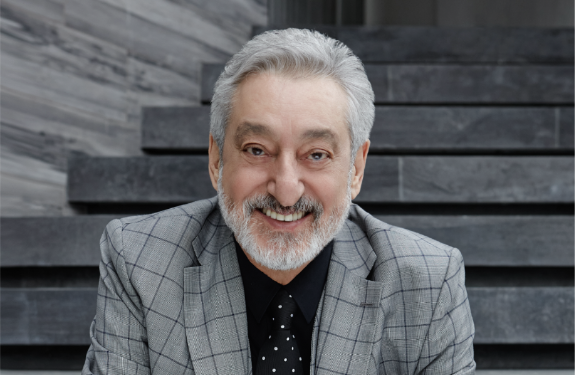 مبلمان سفید و آباژور مینی‌مال خانه ابی؛ جای مهربانی بابابزرگ