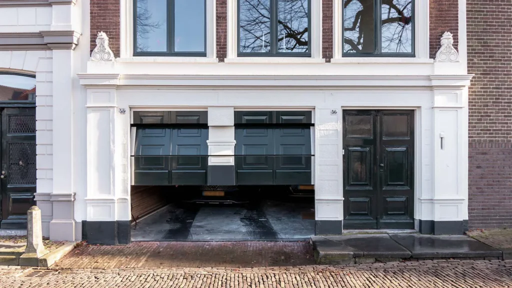 پارکینگ عجیبی که بدون بر هم زدن نما در دل آن محو می‌شود