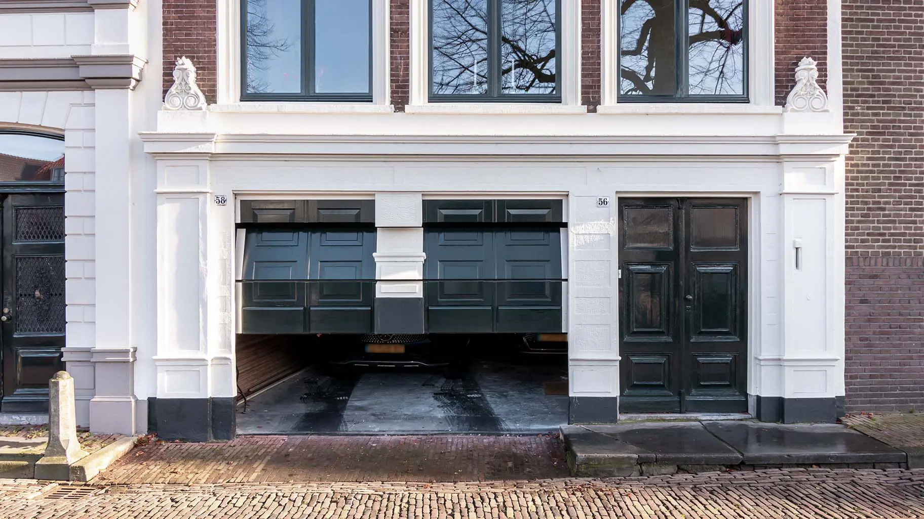 پارکینگ عجیبی که بدون بر هم زدن نما در دل آن محو می‌شود