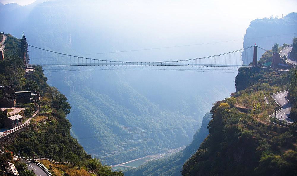 این پل شیشه‌ای عظیم‌الجثه، چهار برابر برج آزادی ارتفاع دارد