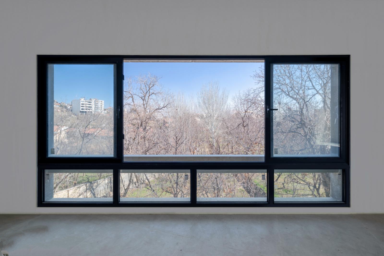 آپارتمانی شبیه پاکت فضایی که سه نسل از یک خانواده را میزبان است