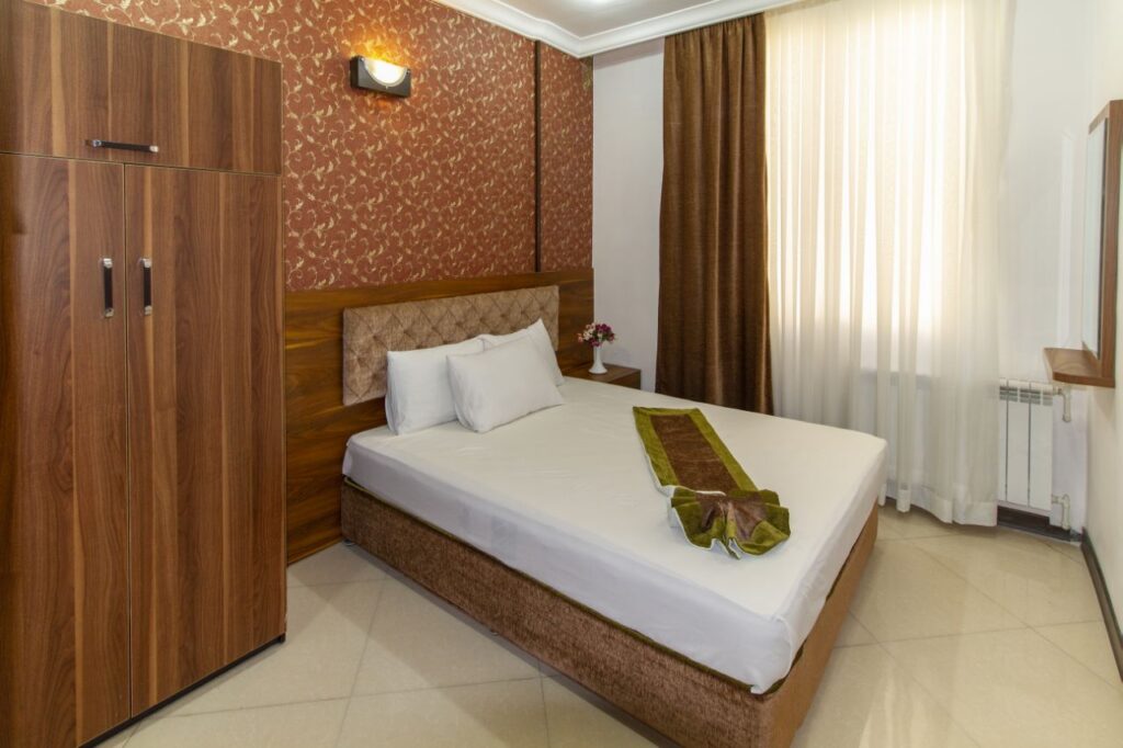 مردم در تهران، این روزها به جای خانه، هتل کرایه می‌کنند!