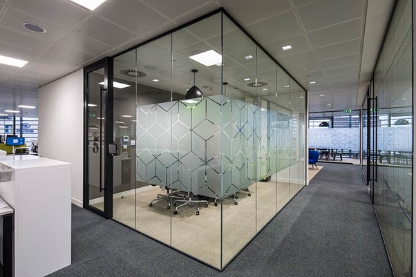 راهنمای انتخاب پارتیشن شیشه‌ای دوجداره برای بانک‌ها