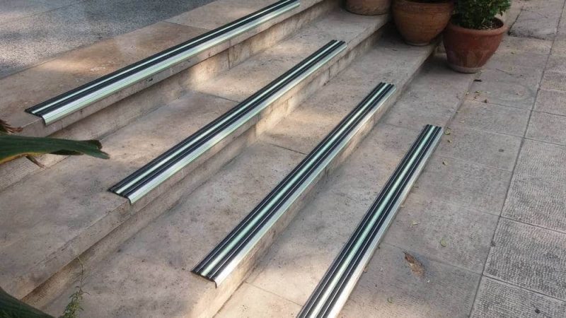 با اولین بارندگی، ورودی لیز می شود؟ ترمز پله آلومینیومی؛ ترکیب PVC + آلومینیوم آنادایز شده