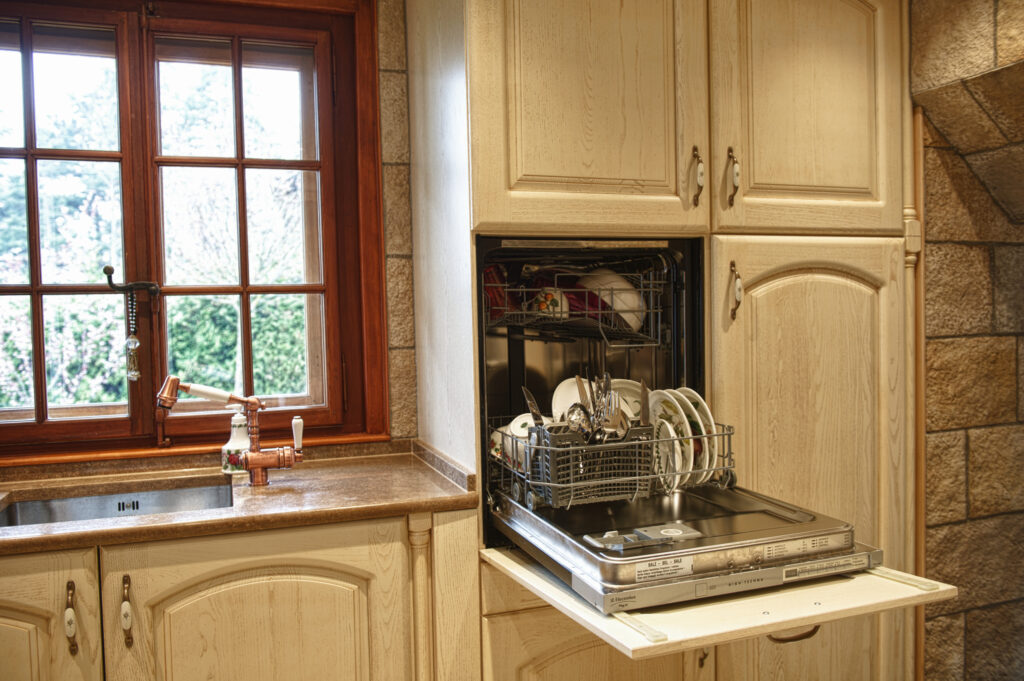 نصب ماشین ظرفشویی در ارتفاع به درد چه کسانی می‌خورد؟