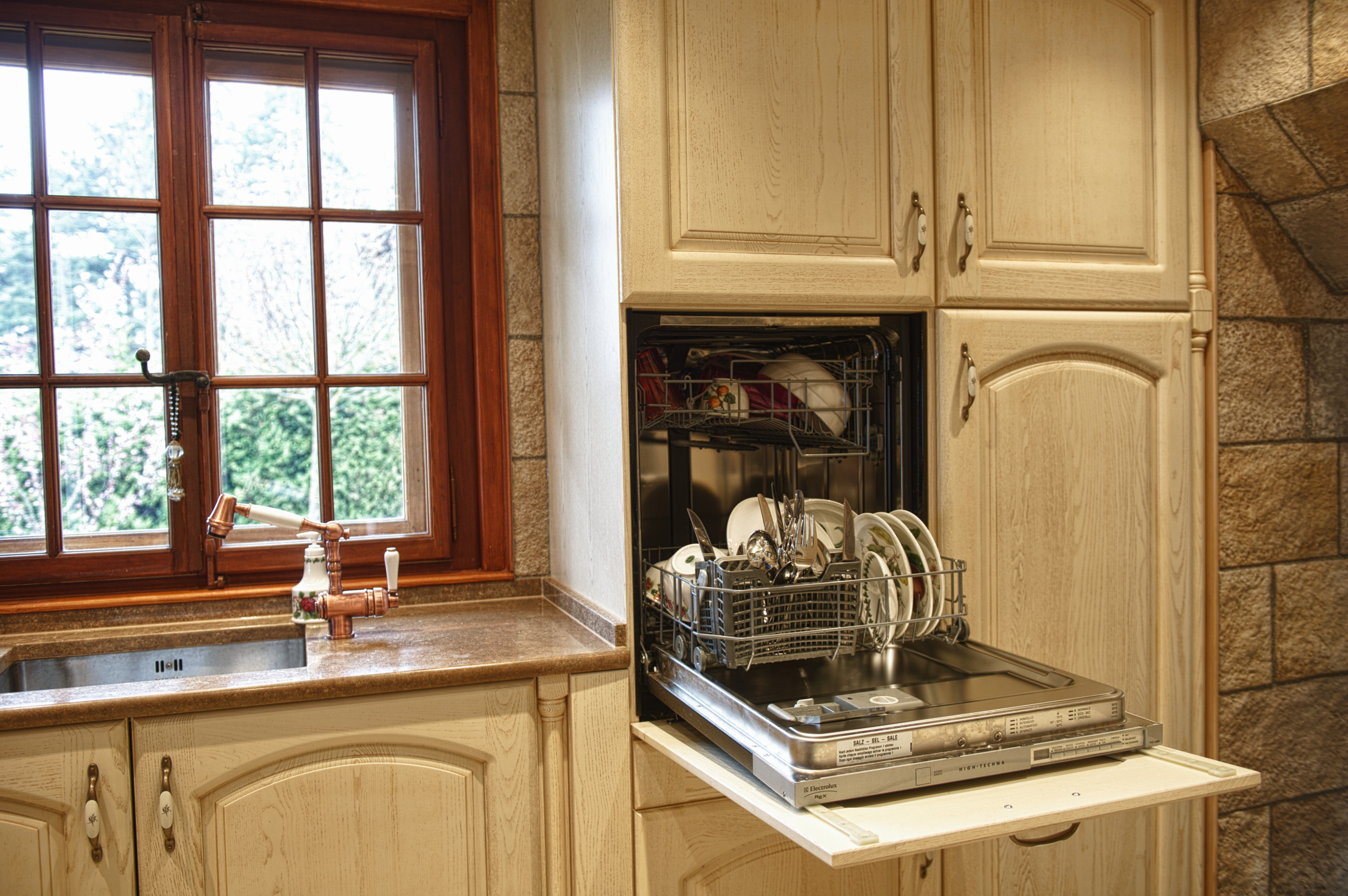 نصب ماشین ظرفشویی در ارتفاع به درد چه کسانی می‌خورد؟