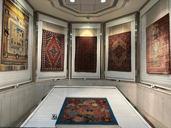 بامزه‌ترین فرش ایران در ملایر بافته شد؛ شاهکار طنزآمیز هنر لری!