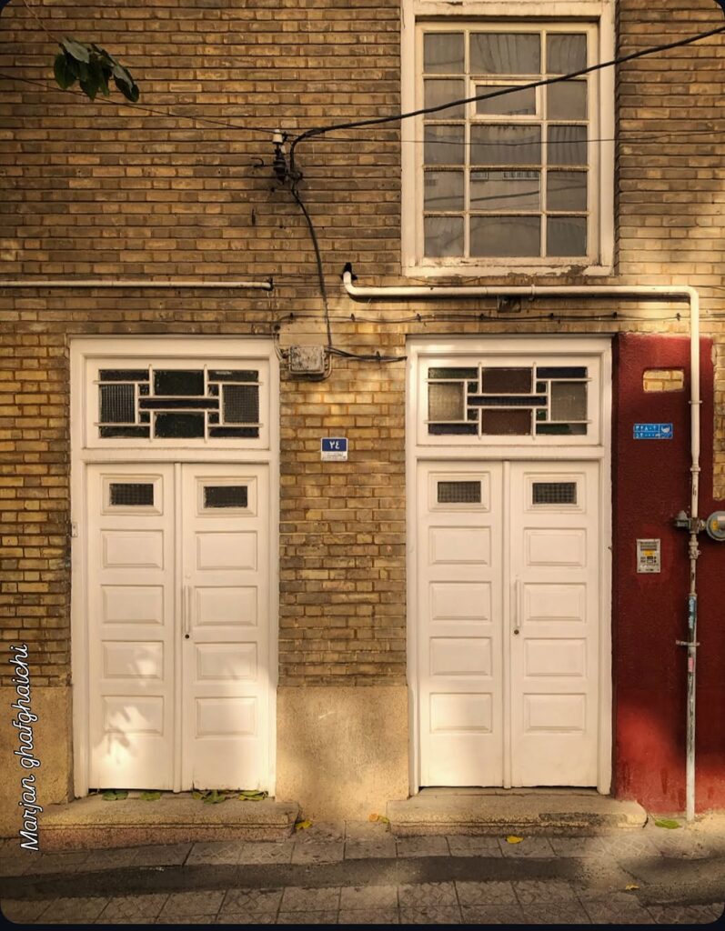 خانه پلاک ۲۴ در تهران با دو درب؛ مثل دوقلوهای همسان بی‌تکرار