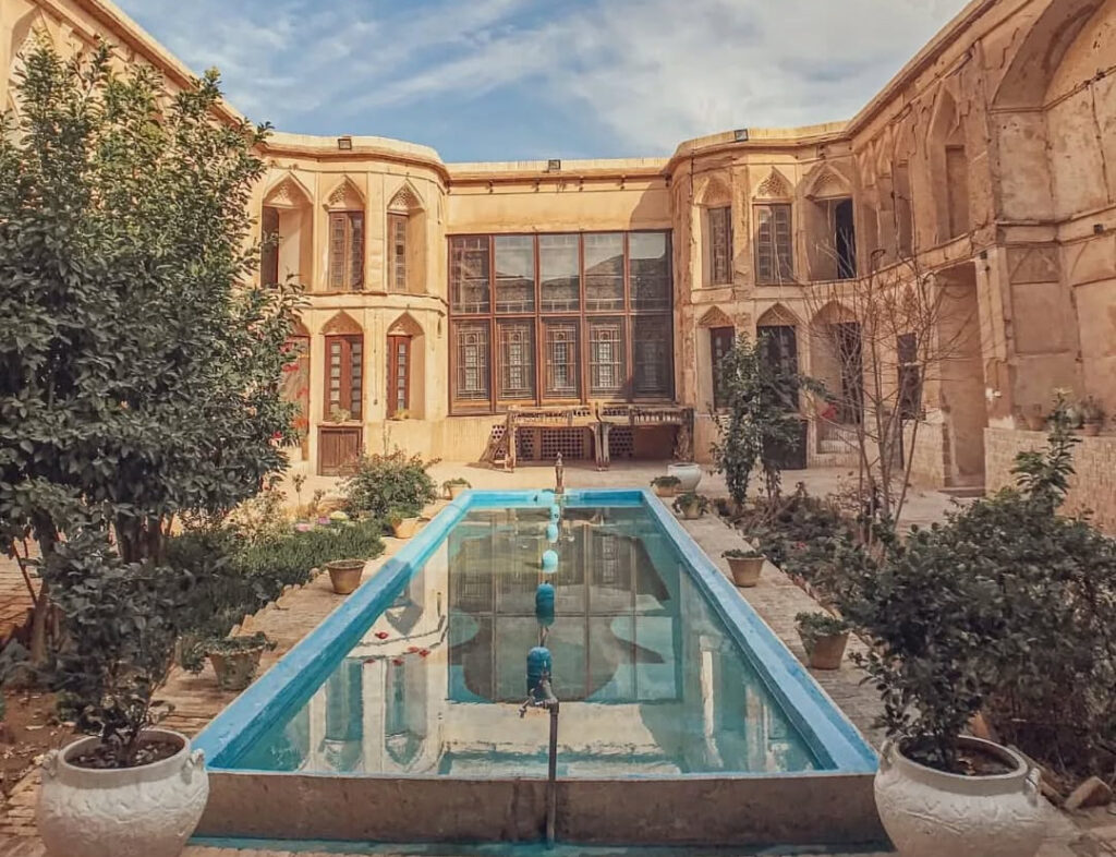 دیوارهای این خانه خیلی خوشگل در یزد، توانایی دعا کردن دارند