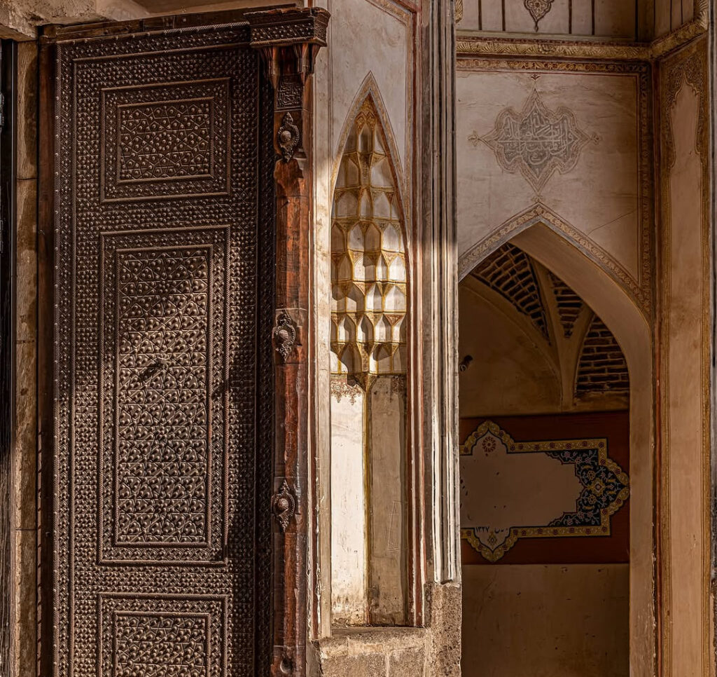 عظمت و زیبایی این در مدرسه را هیچ‌ کجای دنیا پیدا نمی‌کنید