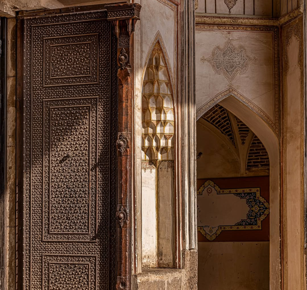 عظمت و زیبایی این در مدرسه را هیچ‌ کجای دنیا پیدا نمی‌کنید