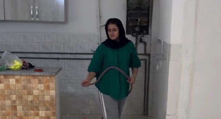 نازنین خانم، نظافتچی جوان شهر، بالاخره صاحب‌خانه شد