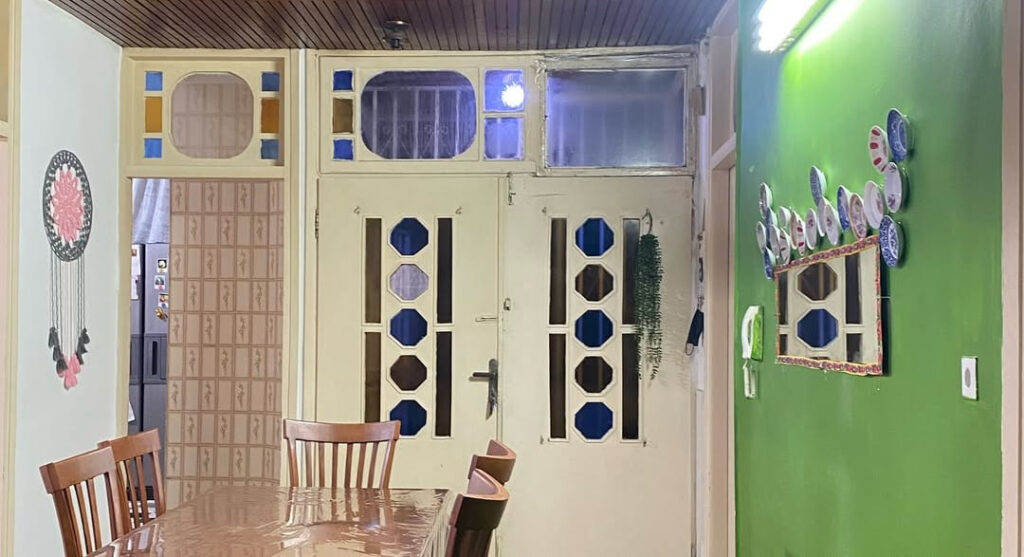 سوده خانم با پارچه گلدوزی و گلدان شمعدانی، خانه‌‌اش را دلبر کرد