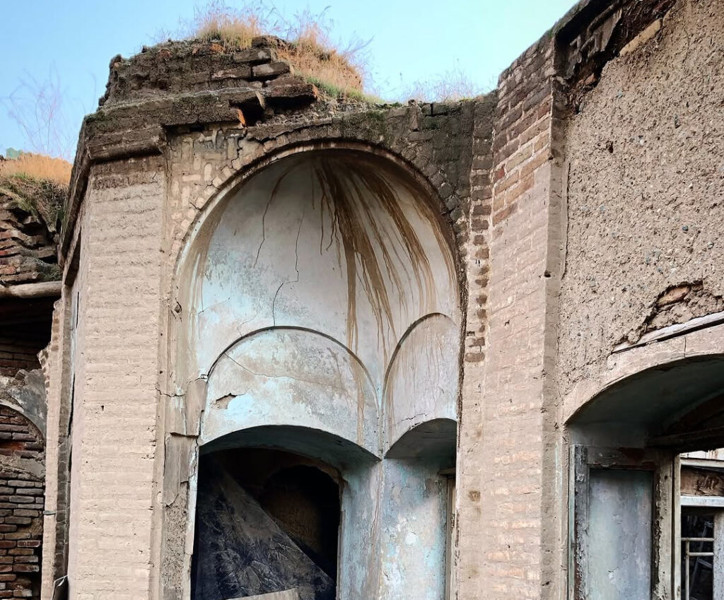 خانه‌ای مثل الماس در پامنار که رها شده؛ کاش کسی دلسوز بود