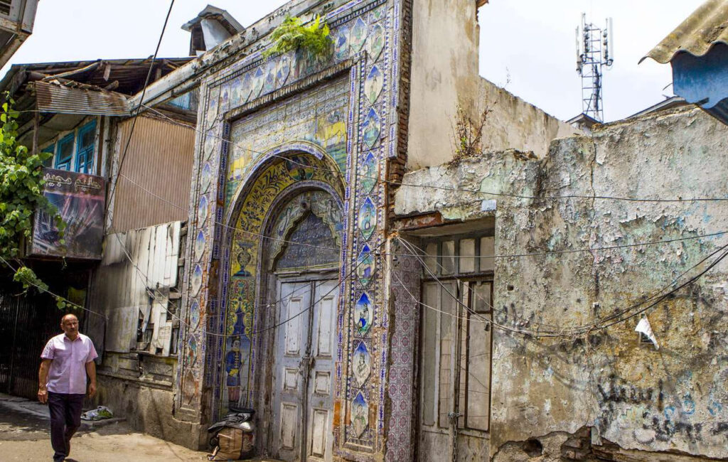 حمام گلزار؛ مثل پاستیل با بوی انجیر، مثل مدادرنگی با بوی نم