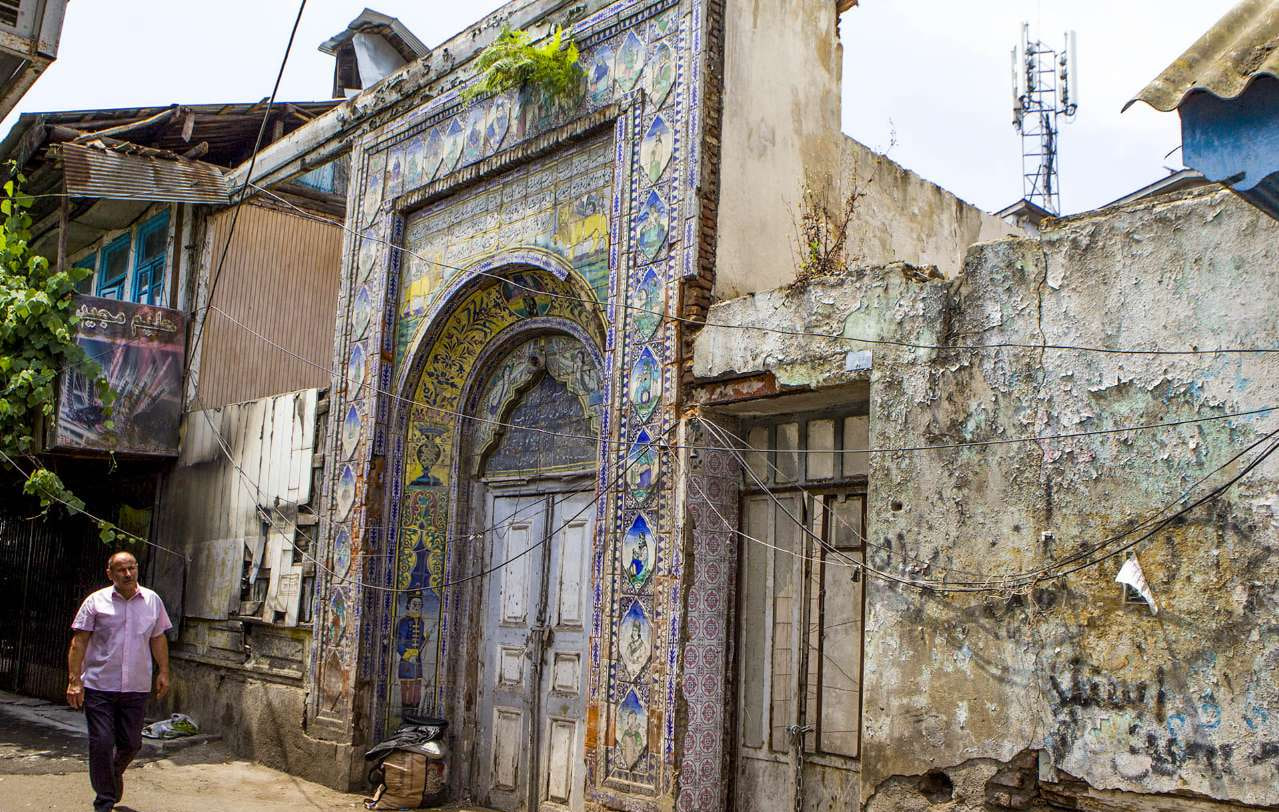 حمام گلزار؛ مثل پاستیل با بوی انجیر، مثل مدادرنگی با بوی نم