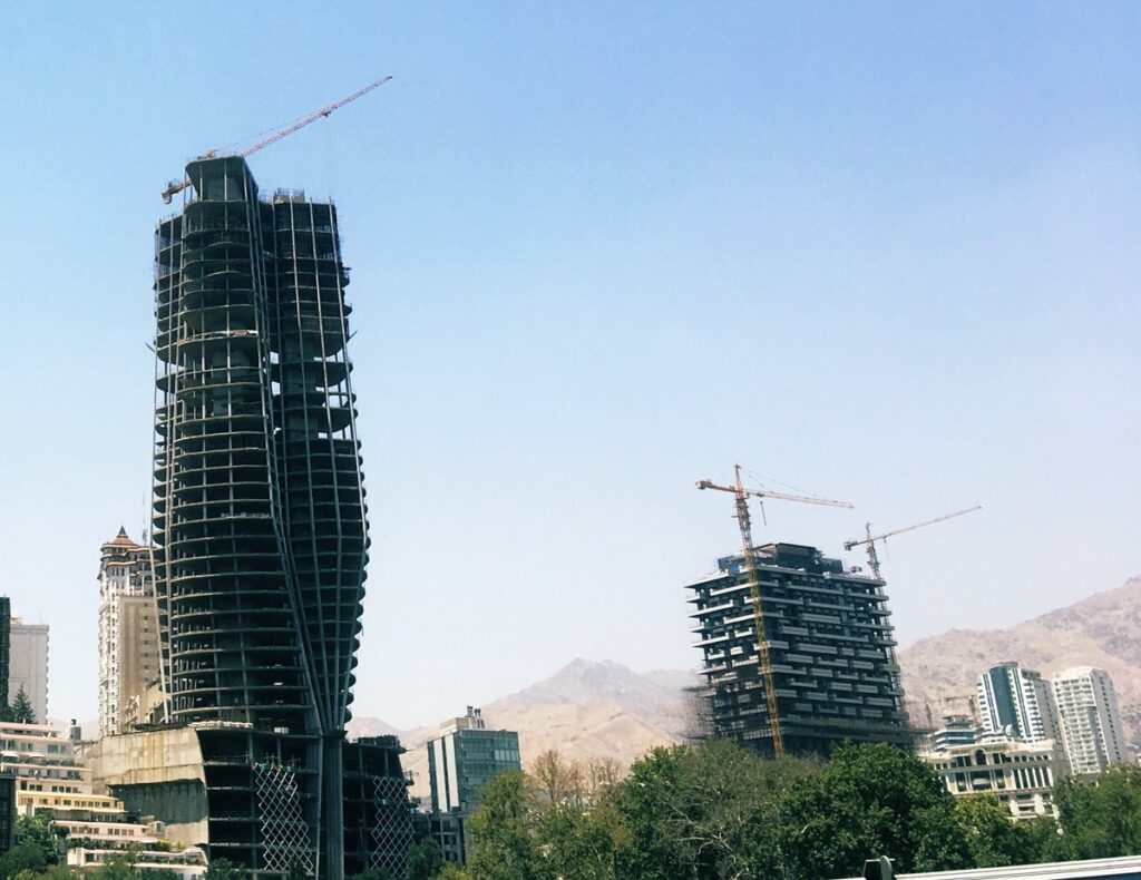 این برج در شمال تهران، مردم را رسما به جان هم انداخته است