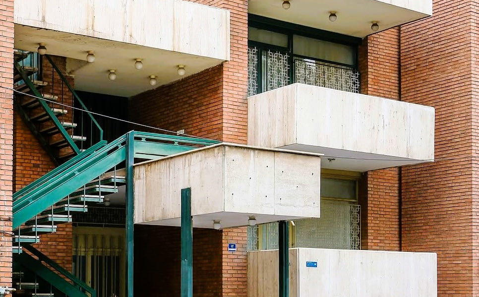 خانه‌ای که در نمای آن آجر به کار رفته، یک خانه اصیل است