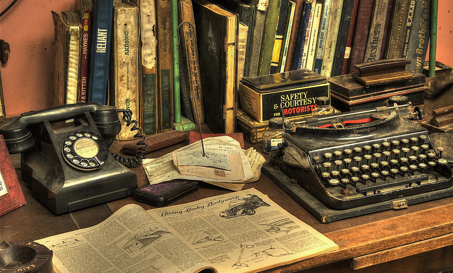 دفتر کار تماما چوبی یک خانم قرتی، ۵۰ سال پیش در تهران