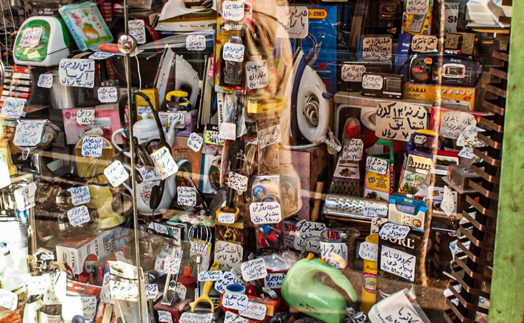 ویترین بی‌نظیر یک مغازه در تهران، خیابان جمهوری، زوم کنید