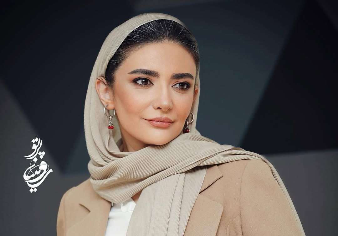 گلدان، کوزه و میز چوبی؛ لیندا کیانی در آغوش یک دکوراسیون اصیل