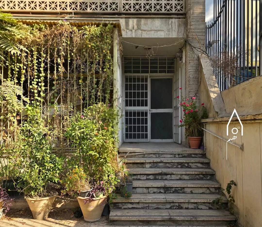 آپارتمان سبز و قهوه‌ای که مثل یک آلبوم عکس قدیمی مهربان است