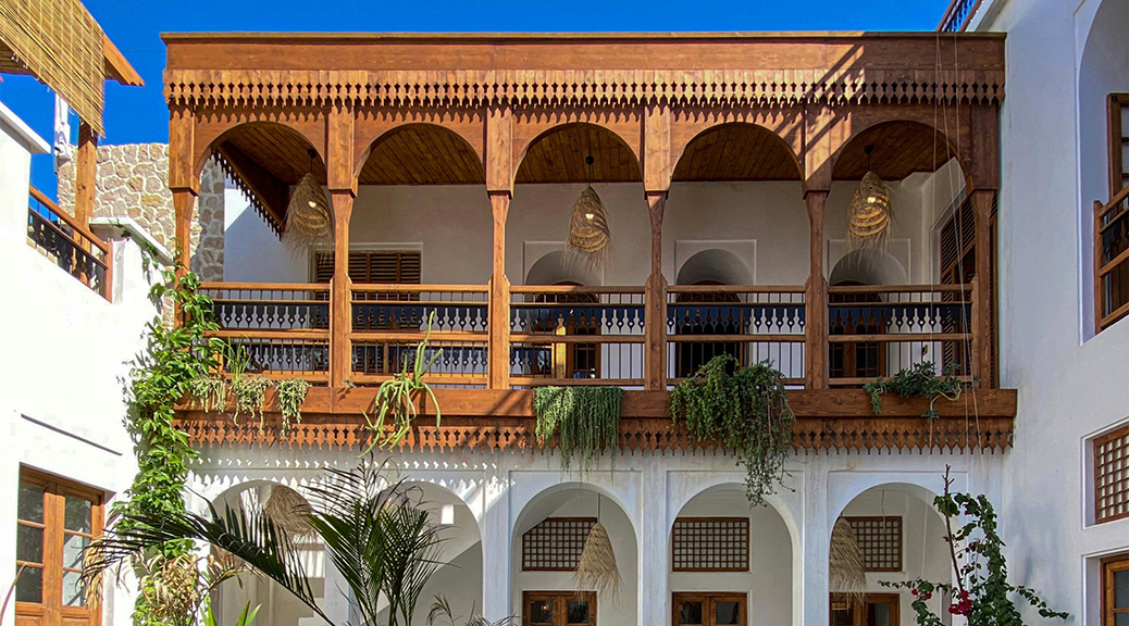 یک مدل بالکن چوبی مشبک که فقط در جنوب ایران ساخته می‌شود