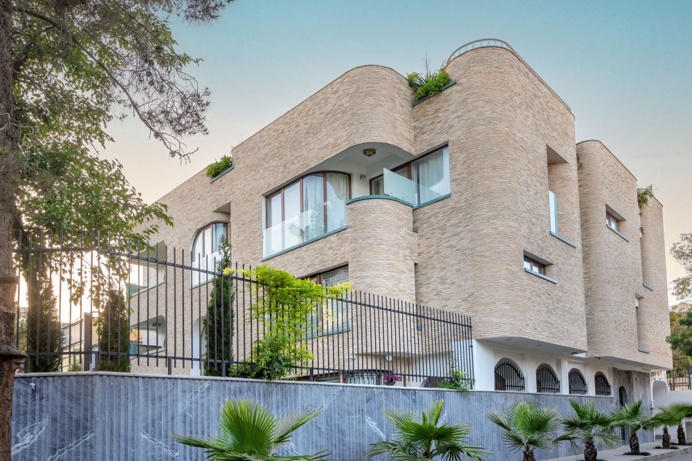 جزئیات بی‌نظیر یک خانه در اصفهان؛ از فلاور باکس تا شیشه مات