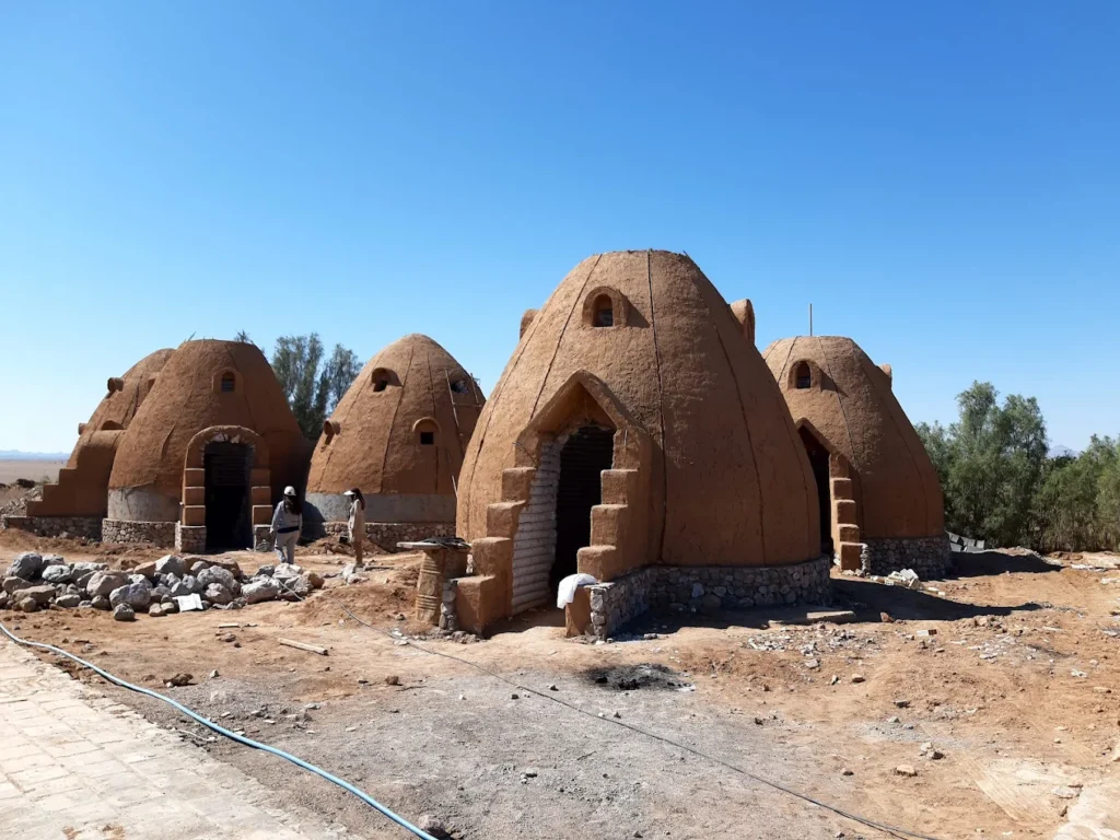 معماری بامزه یک کاروانسرا نزدیک اصفهان که شبیه بستنی قیفی است