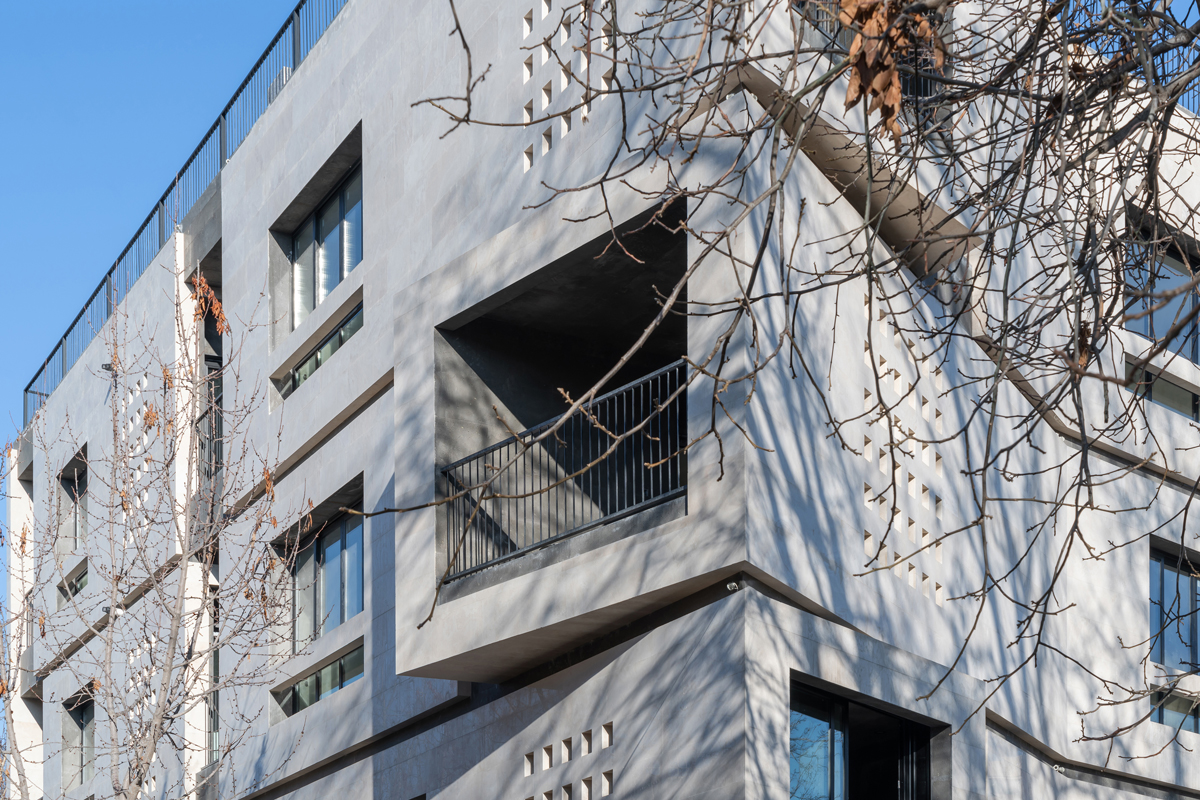 آپارتمانی شبیه پاکت فضایی که سه نسل از یک خانواده را میزبان است