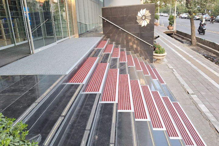 از کثیفی کف و گرد و غبار خسته شده اید؟ پادری آلومینیومی راه حل شماست!