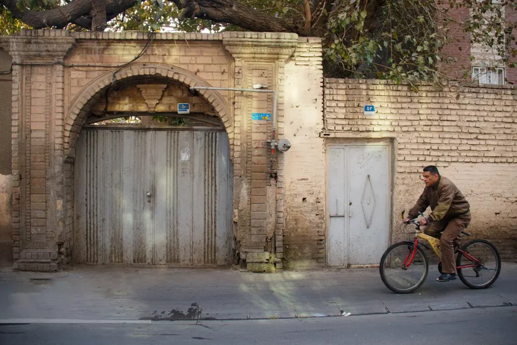 سکوت آجریِ یک خانه تهرانی؛ روایتی از غم و اصالت در عودلاجان