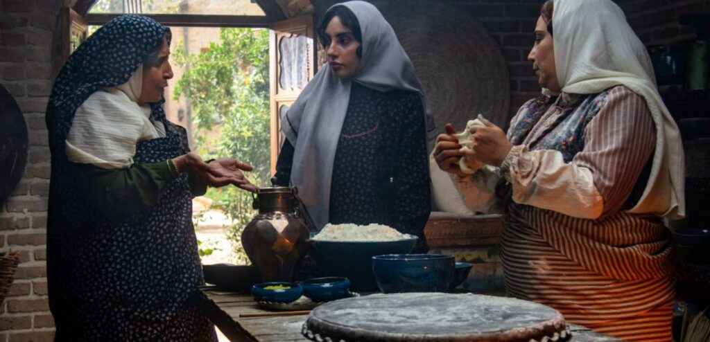 معماری خاص و میز چوبی؛ آشپزخانه مشترک بهنوش و ترلان