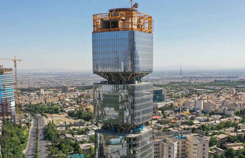 مکعب مدرن بانک پارسیان؛ سه‌طبقه‌ای با پنجره‌های جادویی