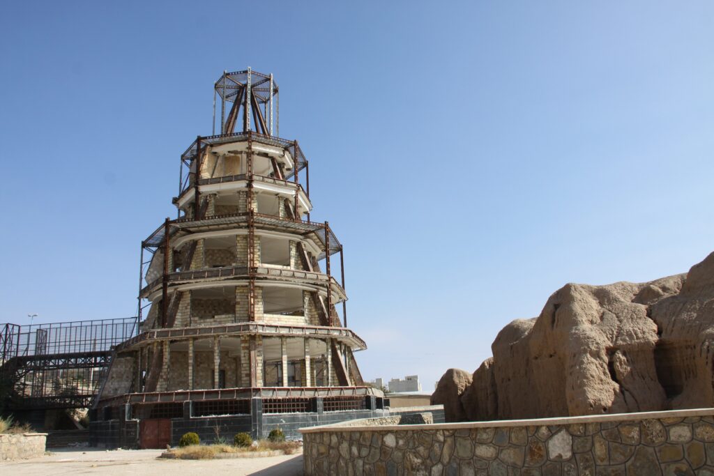 طلسم ساختمان هرمی و شیشه‌ای در شهر ارواح ایران شکست