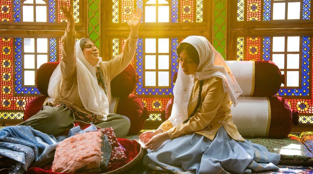 ارسی، آینه‌کاری و گچ‌بری؛ حسینیه رویایی محل اقامت ترلان پروانه