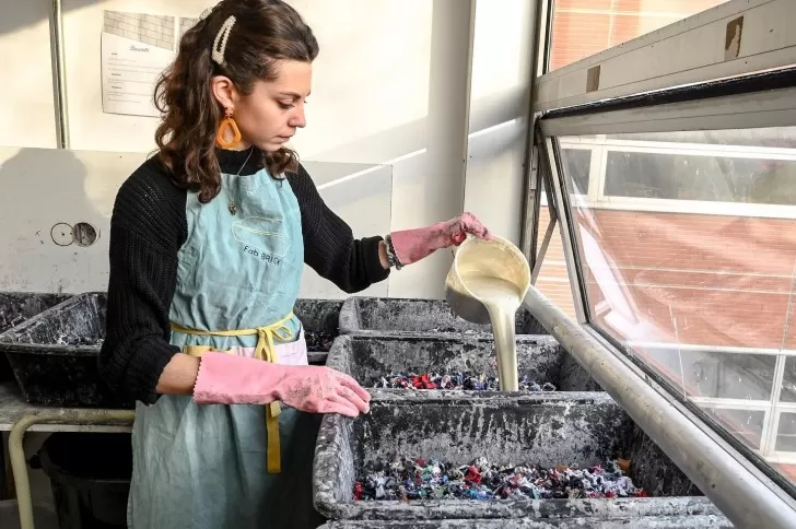 زن خارق‌العاده‌ای که با لباس کهنه، آجر لاکچری می‌سازد